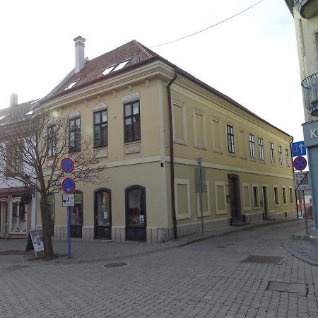Ovaros Apartman Veszprém Eksteriør billede